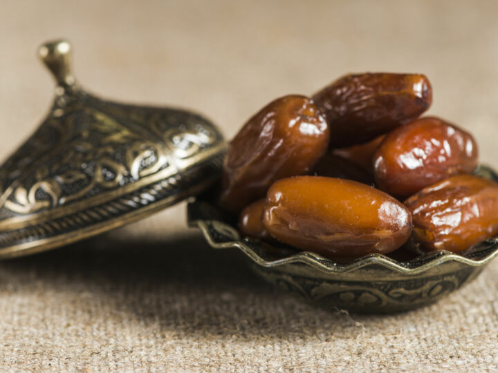 Offrir des dattes à un mariage : douceur, hospitalité et bénédiction dans les traditions orientales