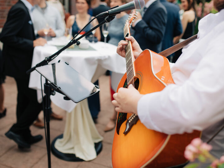 Chanteur solo, guitare acoustique ou piano-voix : l’art de créer une ambiance intimiste au mariage
