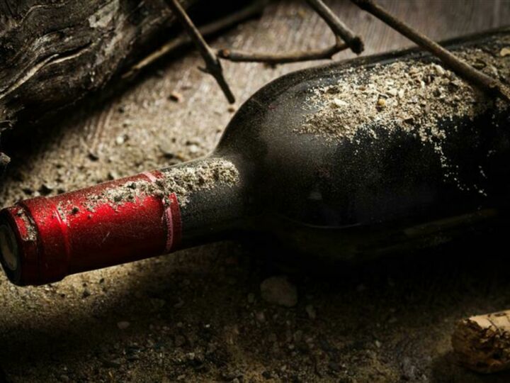 La bouteille de vin enterrée : une étonnante tradition américaine pour garantir le soleil à son mariage