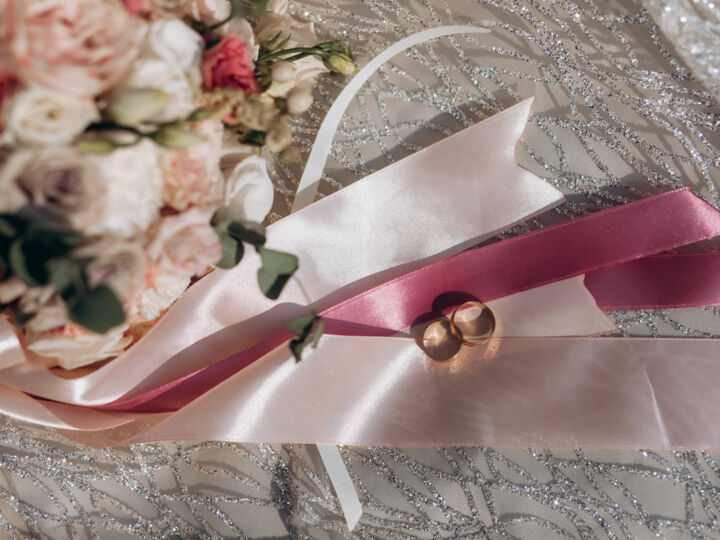 Des rubans pour chasser la pluie : un rituel méditerranéen aussi joli qu’émouvant pour des noces ensoleillées