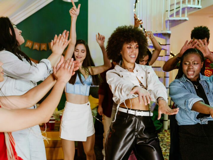 Macarena : comment une chorégraphie des années 90 continue de faire l’unanimité dans nos fêtes ?