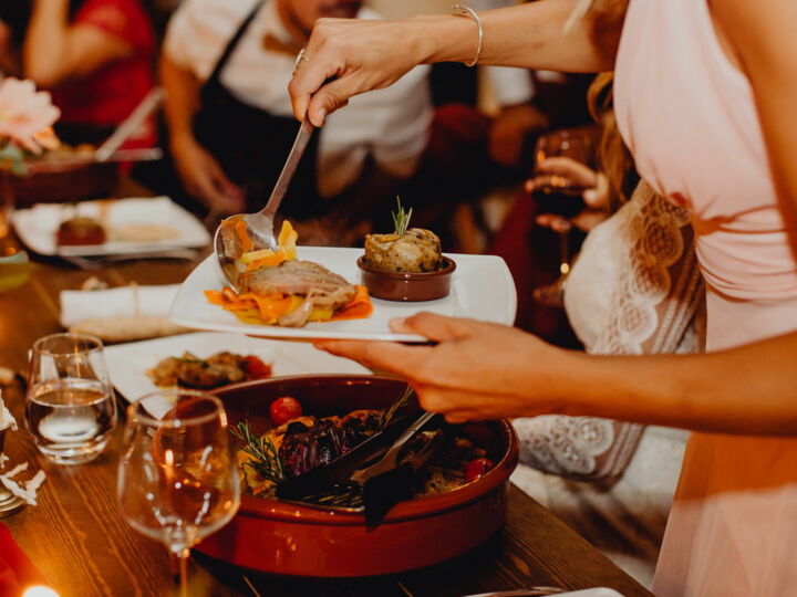 Storytelling culinaire et table narrative : comment transformer vos repas de fête en récits inoubliables ?