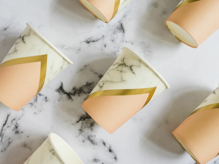 Pourquoi les gobelets personnalisés s’imposent comme le must-have des mariages écoresponsables ?