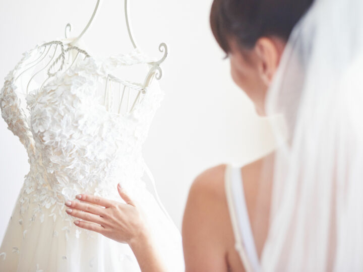 Pourquoi voir la robe de la mariée avant le mariage porterait malheur ?