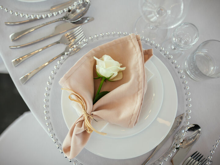 Argenterie de mariage : les 6 objets traditionnels qui se cachaient dans les coffrets nuptiaux d'alors