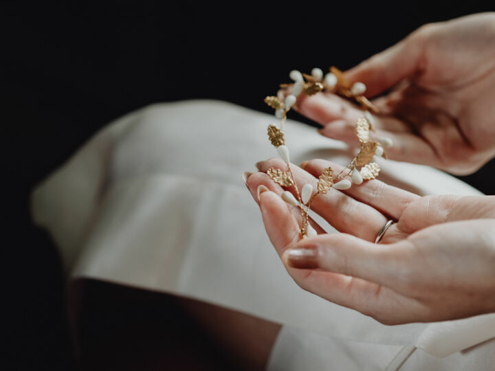 Fleurs de cire et symboles : l’histoire oubliée des couronnes de mariage en France