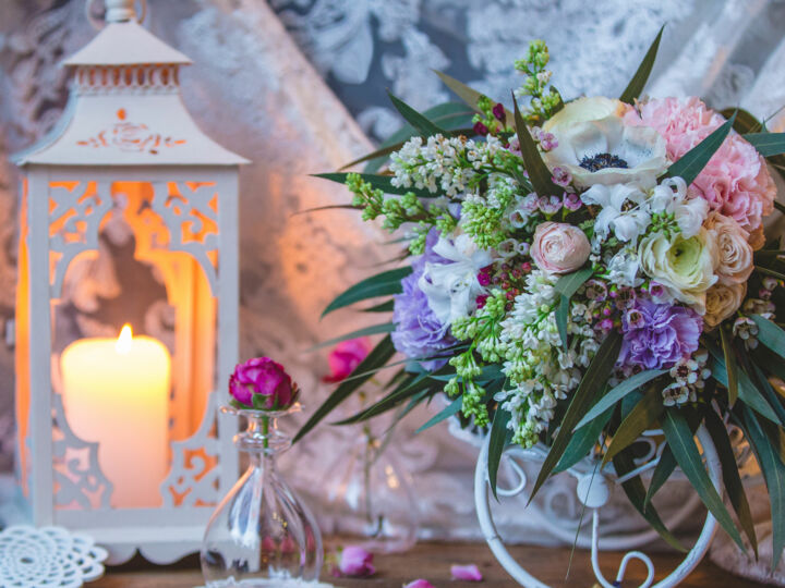 Comment intégrer le lilas à votre décoration de mariage pour insuffler romantisme et esprit vintage ?