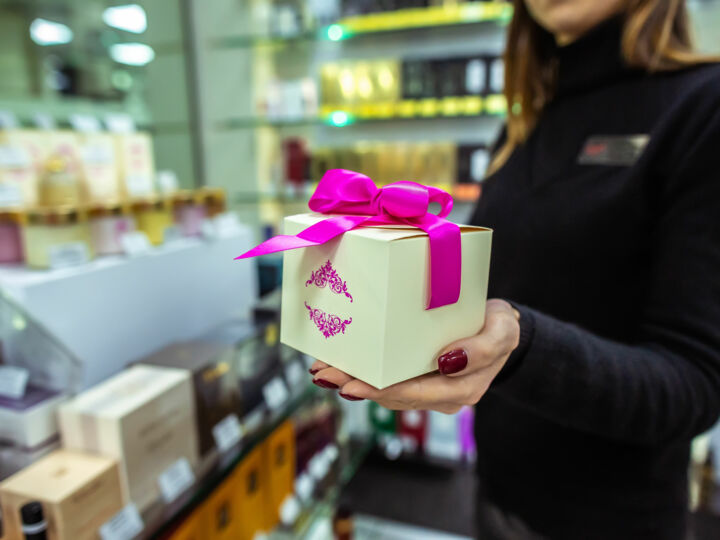 Fêter son anniversaire sans dépenser 1€ : prêt à faire la tournée des cadeaux offerts par les marques en France ?