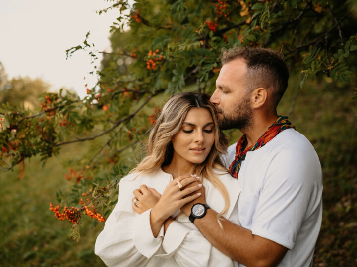 Science à l’appui : les hommes tombent amoureux plus vite… mais les femmes aiment plus intensément
