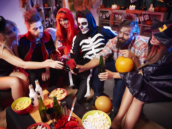 Les 5 films parfaits pour une Friendsgiving Party… à projeter dans une vraie salle façon cinéma éphémère