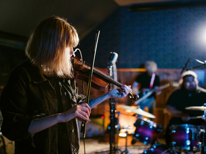 Pourquoi le violon électrique fait-il vibrer fêtes et soirées ?