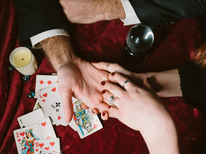L’amour à travers les cartes : et si le tarot guidait votre mariage ?