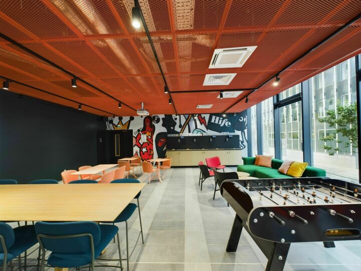 Noël en entreprise : pourquoi louer une salle change la donne ?