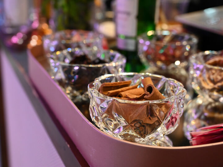 La grande tendance des “simmer pots” : parfumer une salle de réception naturellement pour Noël