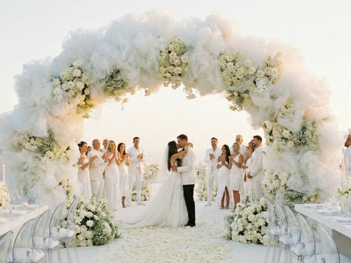 Le "Cloud Dancer" détrône la couleur : pourquoi ce blanc audacieux est le futur atout chic de vos événements ?