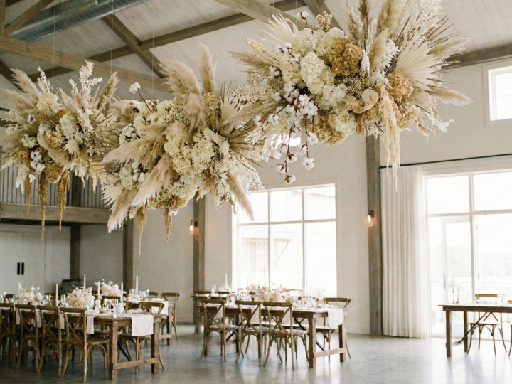 Scénographie florale : comment créer des “nuages” suspendus spectaculaires (sans utiliser une seule feuille verte) ?