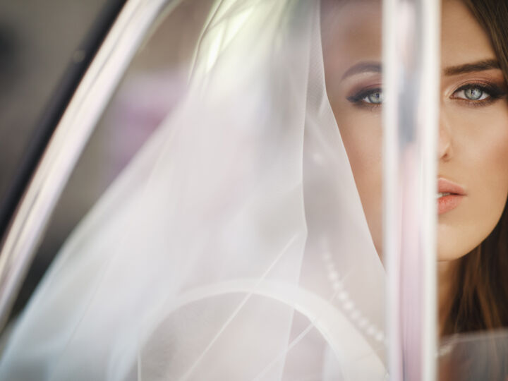 Retour du voile, robes sculptées et coupes minimalistes… comment traduire les grandes tendances nuptiales dans votre mise en beauté ?