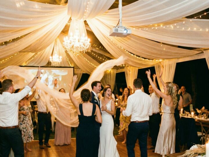 Drapés et jeux de lumière : la mise en scène d’un mariage vivant