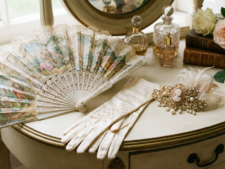 Éventails, gants et bijoux de cheveux : le raffinement Regencycore