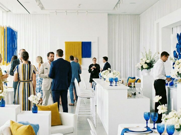 Blanc et couleur accent : 9 associations élégantes pour un événement contemporain