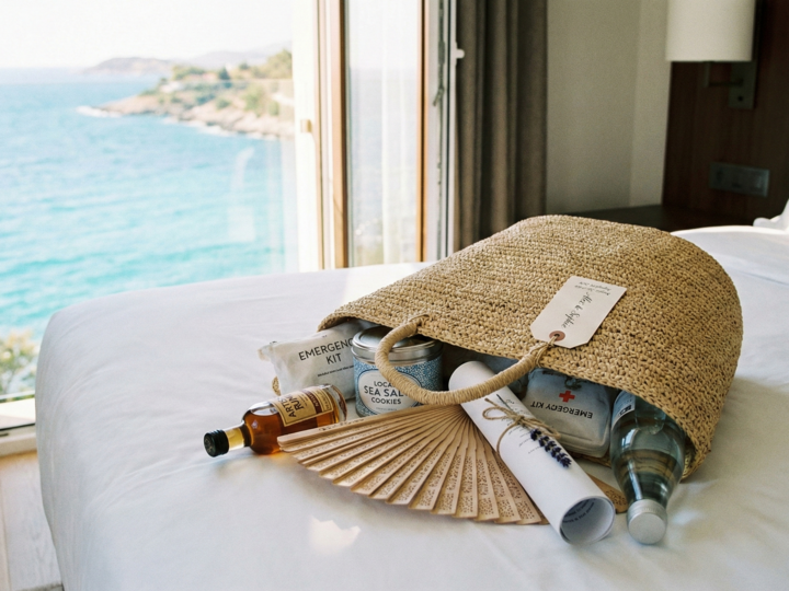 L'art du Welcome Bag : le kit de survie qui enchante vos invités