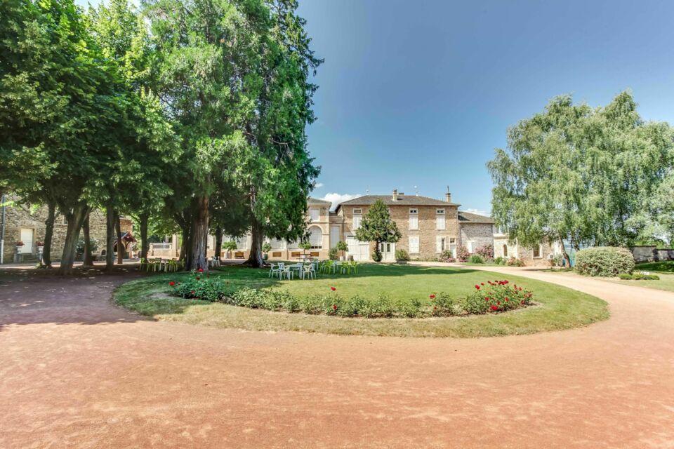 ABC Salles - Le Château des Ravatys offre une évasion loin de l'agitation citadine, avec une vue imprenable sur le Mont Brouilly et le Château depuis l'Orangerie inondée de lumière.  