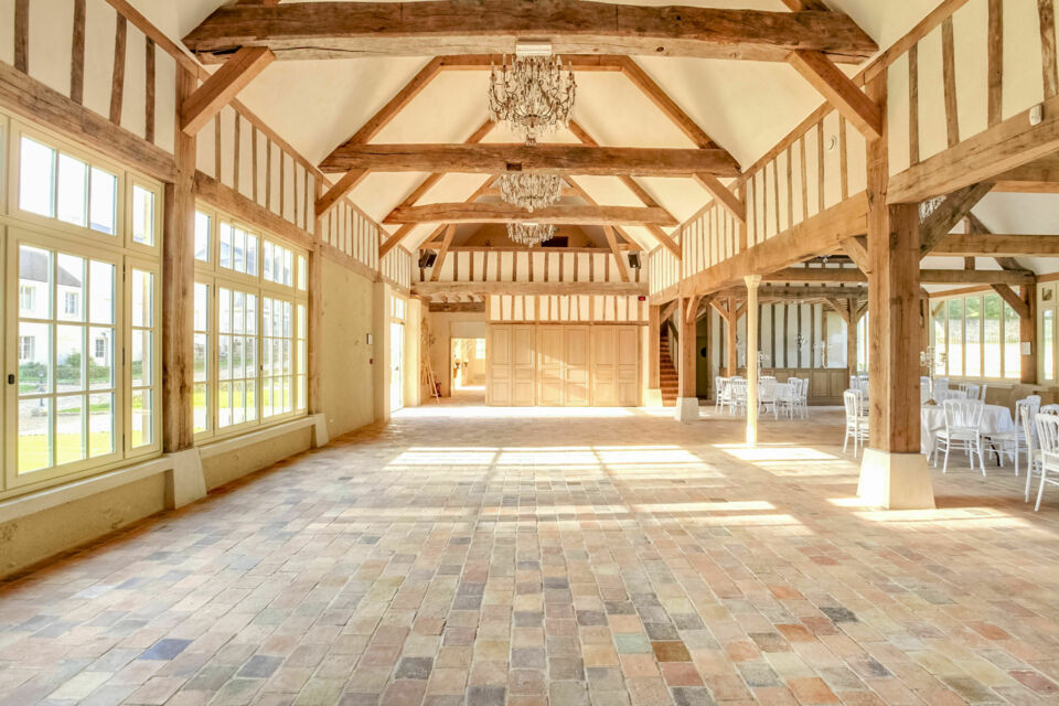 ABC Salles -  Idéalement situé à 55 km à l'ouest de Paris, le Château de Maudétour se trouve au cœur du Parc Naturel Régional du Vexin Français et offre un cadre naturel spectaculaire aux portes de la Normandie.