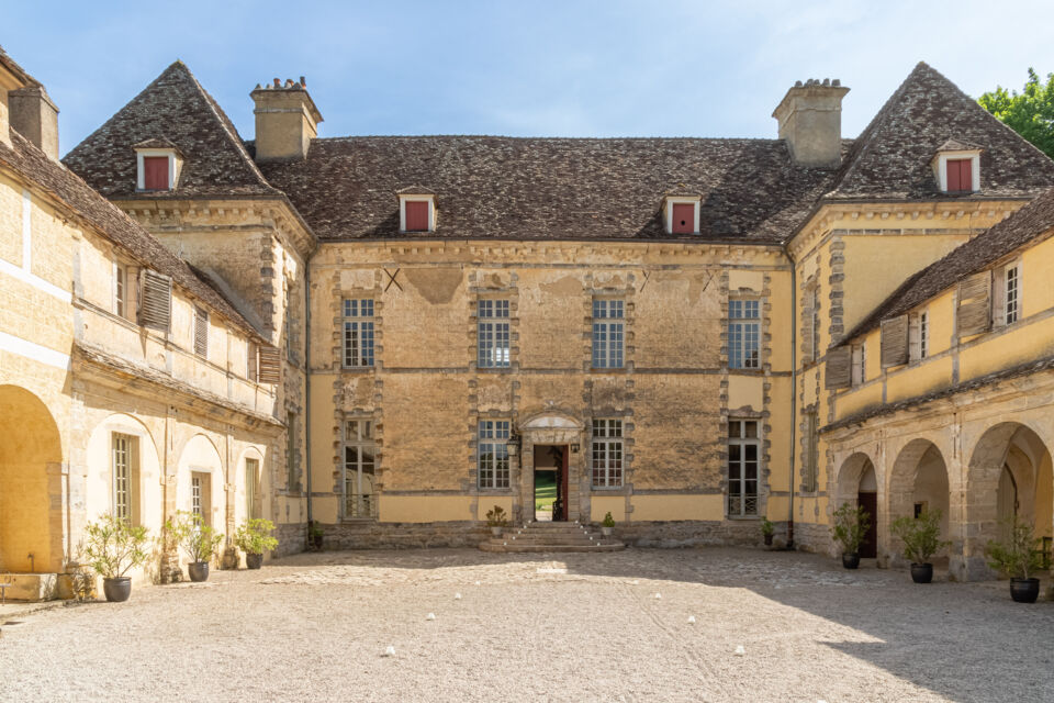 ABC Salles - La Grange du Château peut accueillir jusqu’à 200 personnes, et la grande terrasse s'ouvre sur un parc de 5 hectares.
