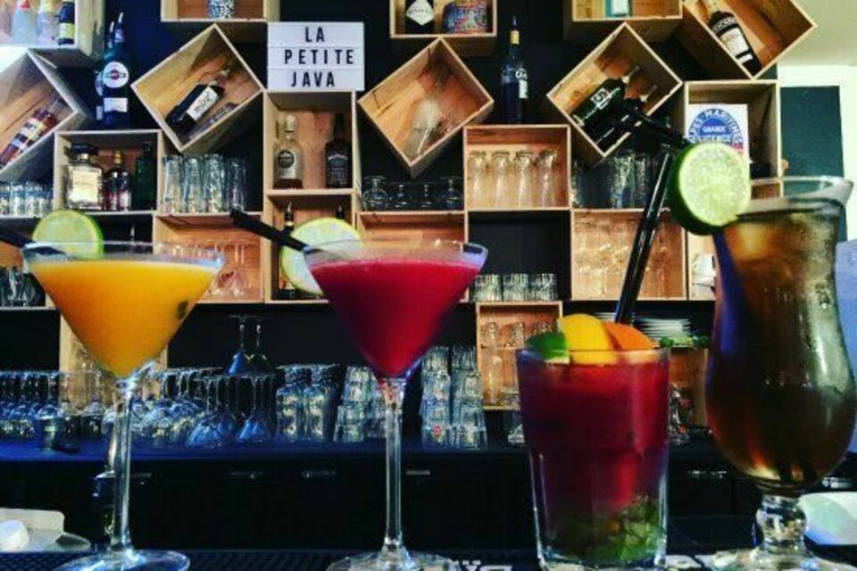 ABC Salles - La Petite Java, c'est un établissement situé au port de Nice dans le quartier des antiquaires, idéal pour célébrer vos anniversaires. 