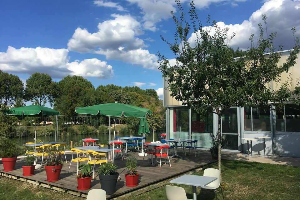 ABC Salles - La Caravelle, situé près du Vieux-Port, est un spot incontournable de la ville qui vous accueille bras ouverts pour célébrer votre anniversaire. 