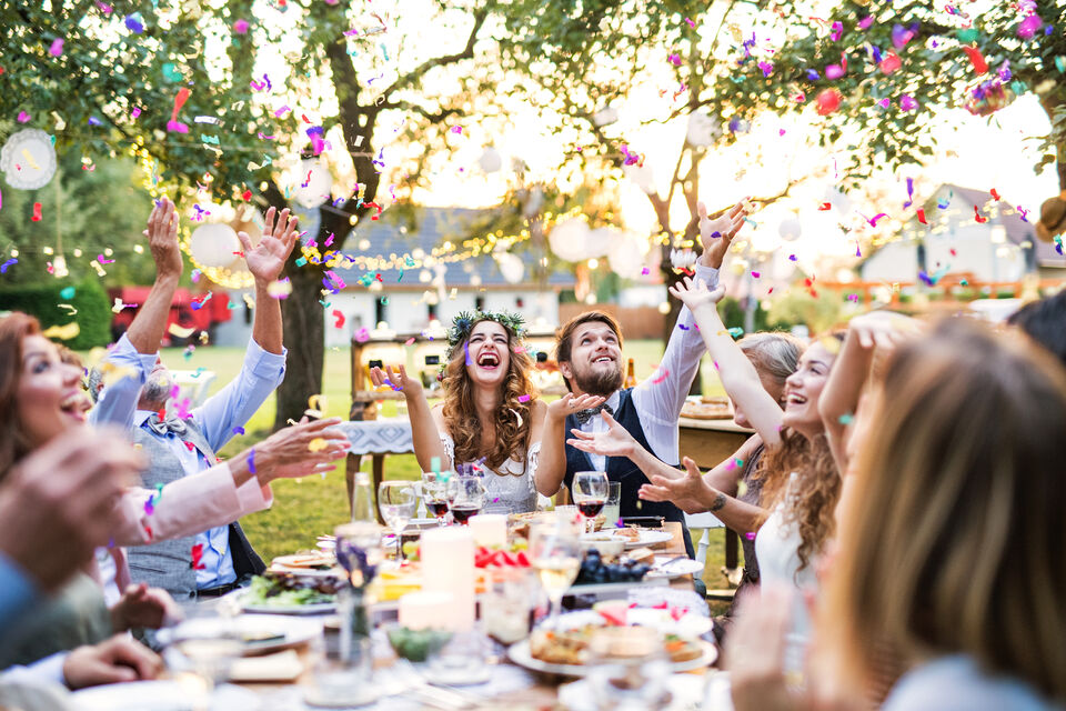 Adobe Stock - Photo d'illustration - Profiter du beau temps et organiser des retrouvailles et des rassemblements en extérieur pour des temps forts réussis, entouré de sa famille et de ses amis.