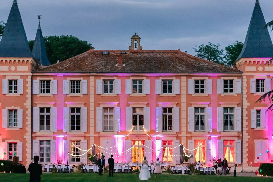 ABC Salles - Les guirlandes lumineuses éclairent de mille feux le jardin du château de Roquelune.