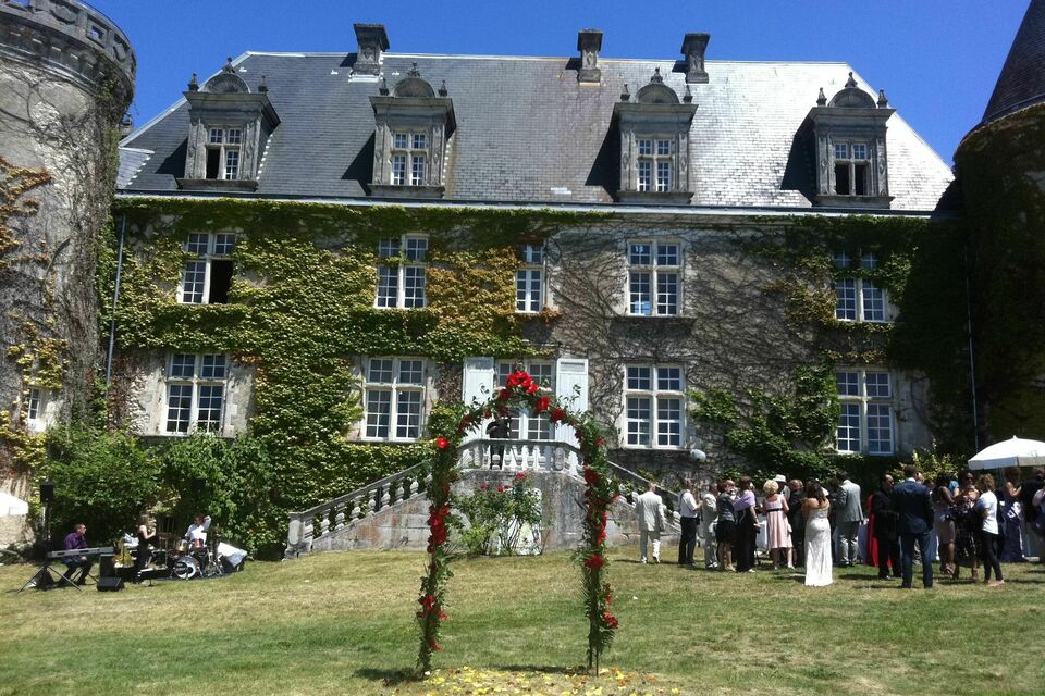 ABC Salles - Le parc du château de La Côte offre un cadre idyllique pour un mariage en extérieur.