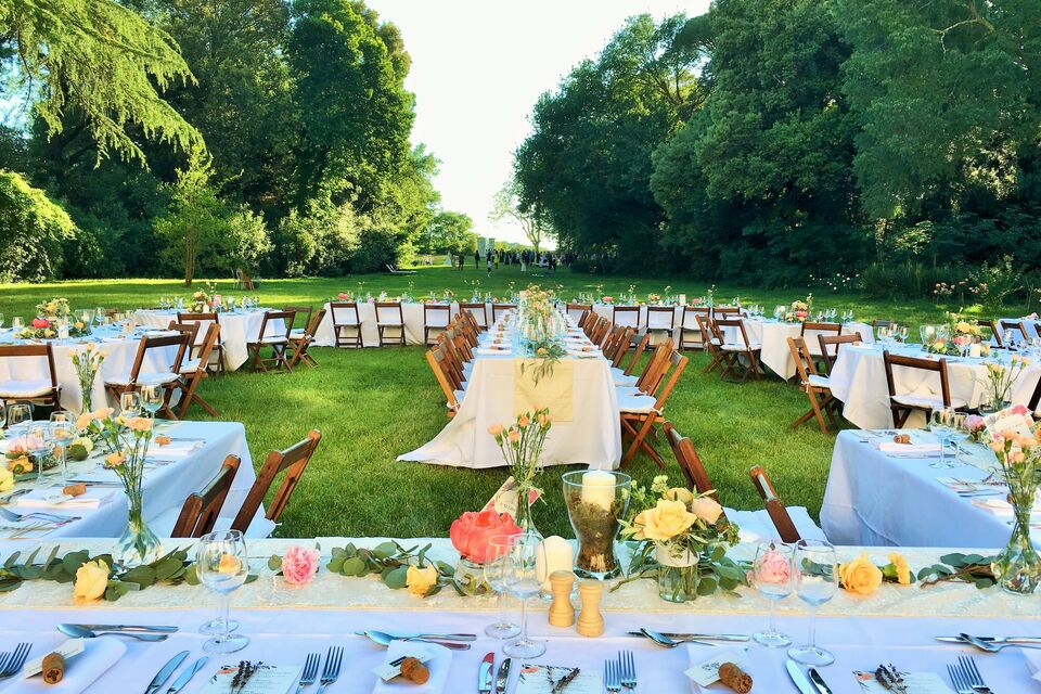 ABC Salles - Ces belles tables et chaises en bois joliment décorées sont installées dans le parc du château de Roquelune.