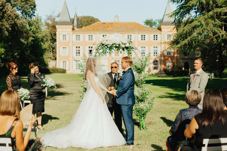 ABC Salles - photo d'illustration - Ce couple de mariés se dit oui au sein du magnifique parc du château de Roquelune.
