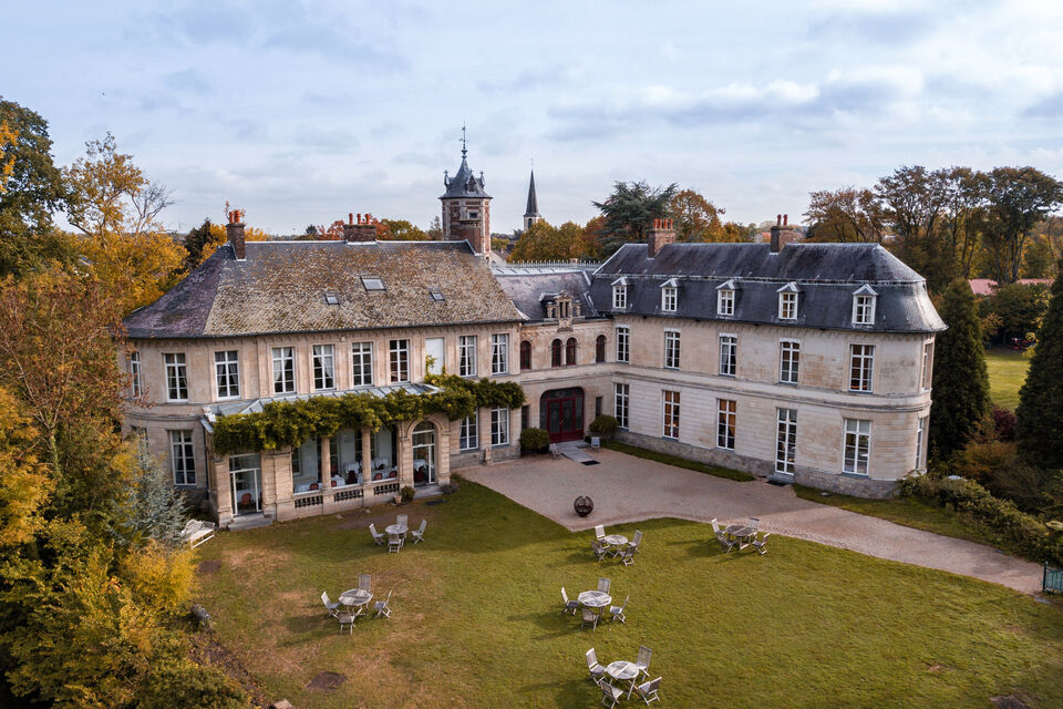 ABC Salles - La spacieuse cour du Château d'Aubry, pour un événement mêlant rusticité, de par les lieux, et modernité, de par votre présence.