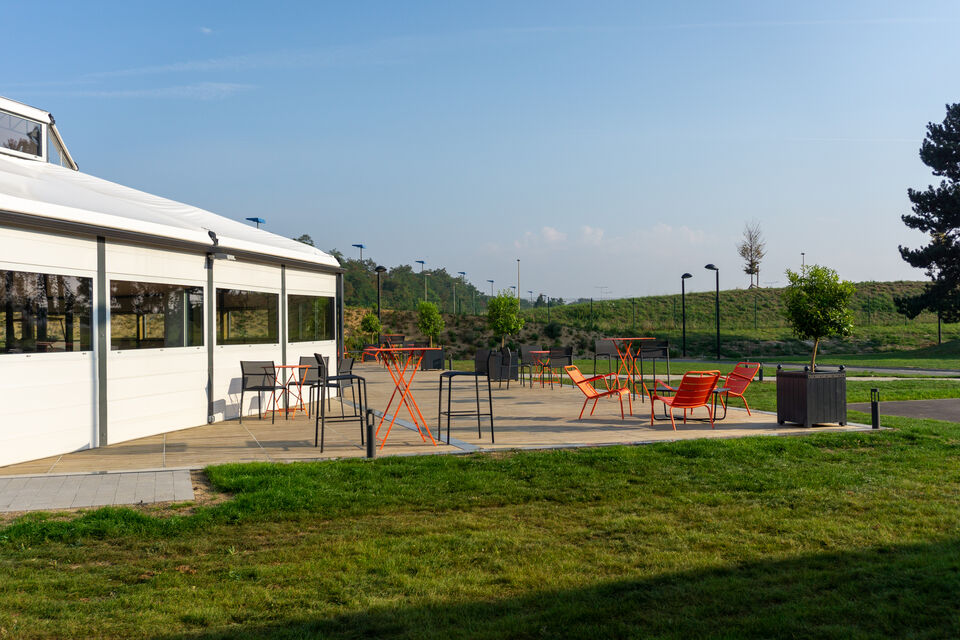 ABC Salles - Le large et design jardin de l'Orangerie de l'Hôtel Mercure Lille Lesquin, pour accueillir vos invités et les mettre à l'abri dans la tente en cas d'intempéries. Tout est prévu pour qu'ils passent un agréable moment.