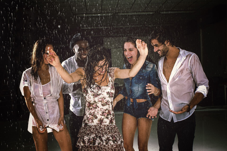 Adobe Stock - photo d'illustration - Les gouttes de pluie et les vêtements mouillés n'arrêtent pas ce groupe d'amis, qui prend tout de même plaisir à s'amuser.