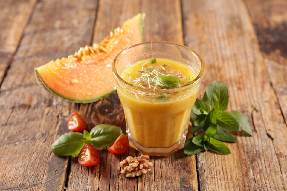 Adobe Stock - Photo d'illustration - Melon, tomates cerises, basilic et menthe : les ingrédients phares d'une soupe froide qui vous accompagnera tout au long de vos rassemblements estivaux.