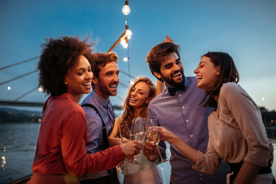 Adobe Stock - Photo d'illustration - Profitez du charme sans pareil des bateaux, péniches et vedettes, pour un événement inoubliable en compagnie de ses proches et/ou de ses collègues de bureau !