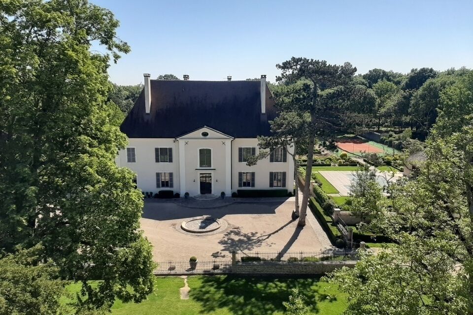 ABC Salles - L'Abbaye de Maizière vous propose, comme lieu de shooting photo, un immense parc, pour des photos en amoureux.ses 100 % réussies. 