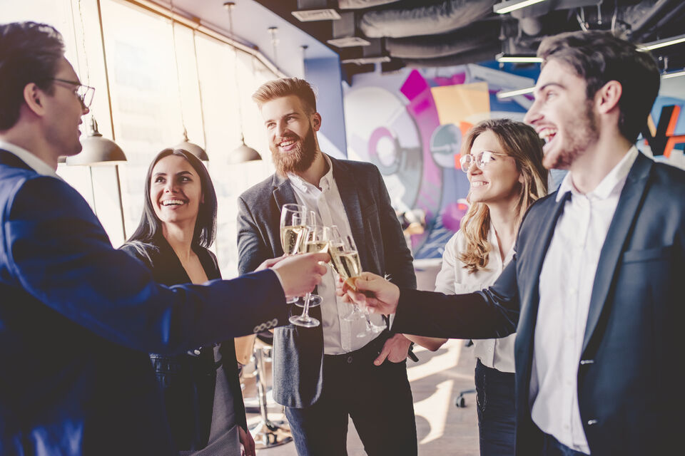Adobe Stock - Photo d'illustration - Retrouver ses collègues de travail autour d'un bon verre, après des semaines de télétravail et les vacances d'été bien méritées. L'idéal pour bien commencer cette rentrée.