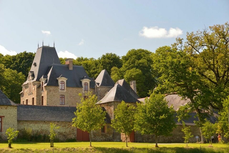 ABC Salles - La Villequeno - Bâtisse du XVIIe siècle au décor rustique et chaleureux, vos invités se plairont à vivre une époque de l'Histoire différente de celle d'aujourd'hui.