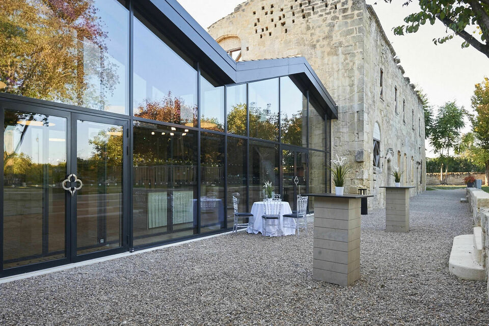 ABC Salles - Cloître des Cordeliers - A la fois ancien, de par ses arcades qui nous emmènent en voyage dans les vestiges de la Grèce antique, et tendance, de par ses grandes baies vitrées, ce lieu s'adaptera sans difficulté à vos désirs.