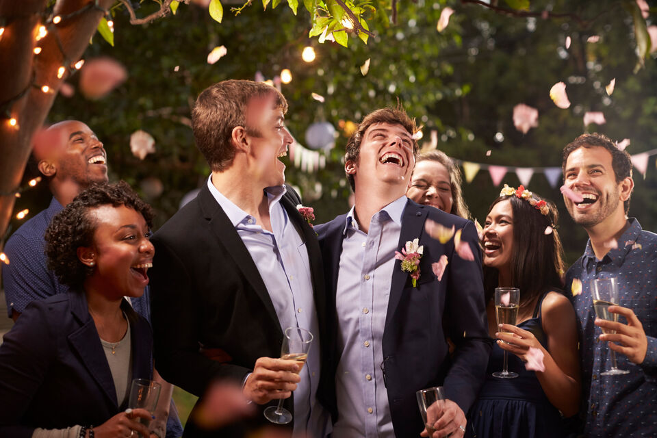 Adobe Stock - photo d'illustration - Ces amis, heureux de se retrouver, font la fête en plein air.