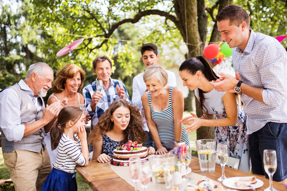 Adobe Stock - Photo d'illustration - Organiser une period party en compagnie de sa famille pour fêter ce changement : une autre manière de nouer des liens plus fort avec ses proches, et surtout, une raison de faire la fête !