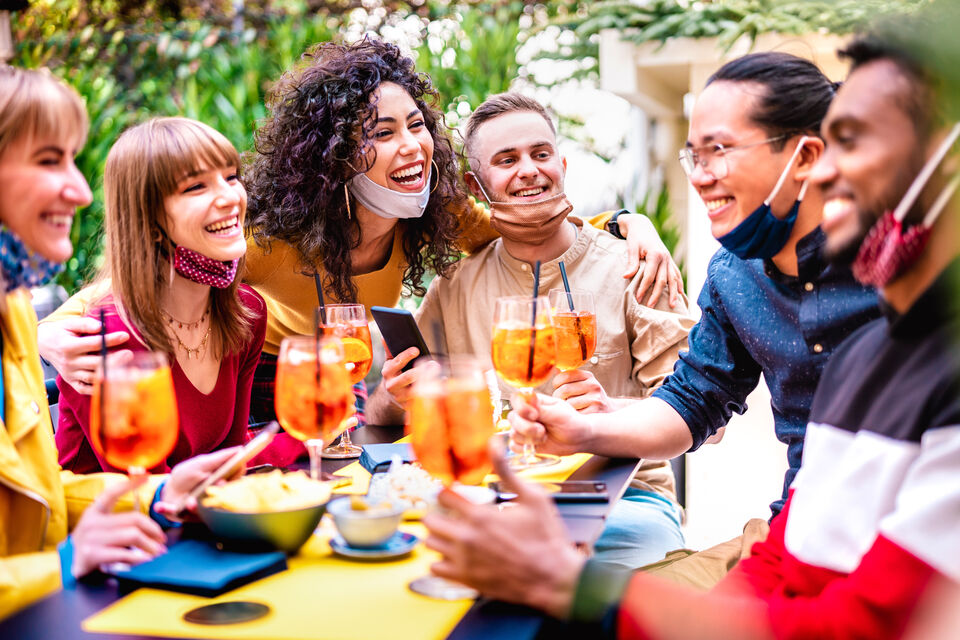 Photo d'illustration - un groupe d'amis sirote des Spritz en terrasse.<br>
