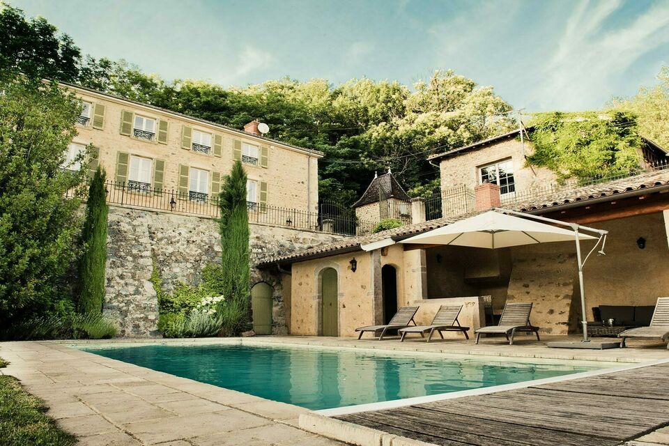 ABC Salles - Pierres de taille, charpente apparente, piscine somptueuse, le Domaine de Vavril marquera sans conteste le souvenir de vos invités !