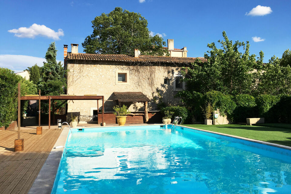 ABC Salles - Laissez-vous charmer par la belle piscine du Patio d'Allauch, un somptueux cadre pour accueillir vos invités à l'occasion de votre pool party.