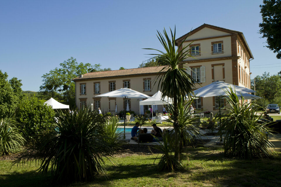ABC Salles - Une spacieuse piscine avec sa vaste terrasse, dans un cadre à la fois séduisant et reposant.